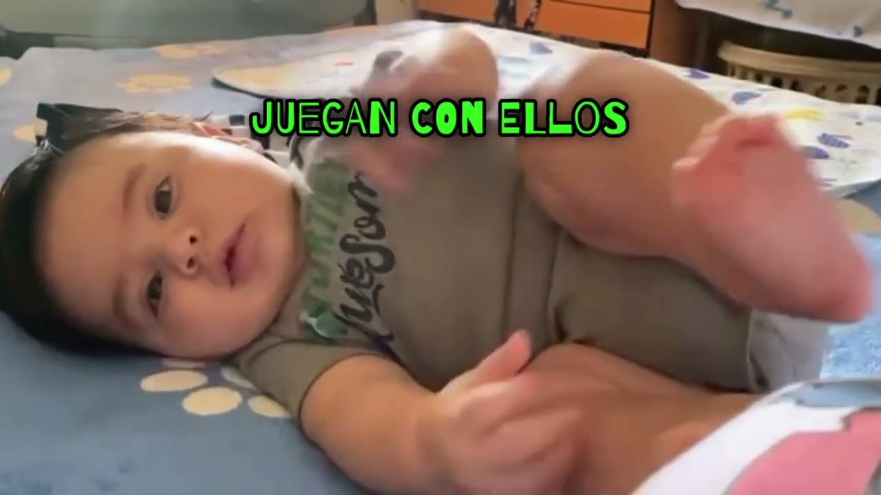 cuando se agarran los pies los bebes